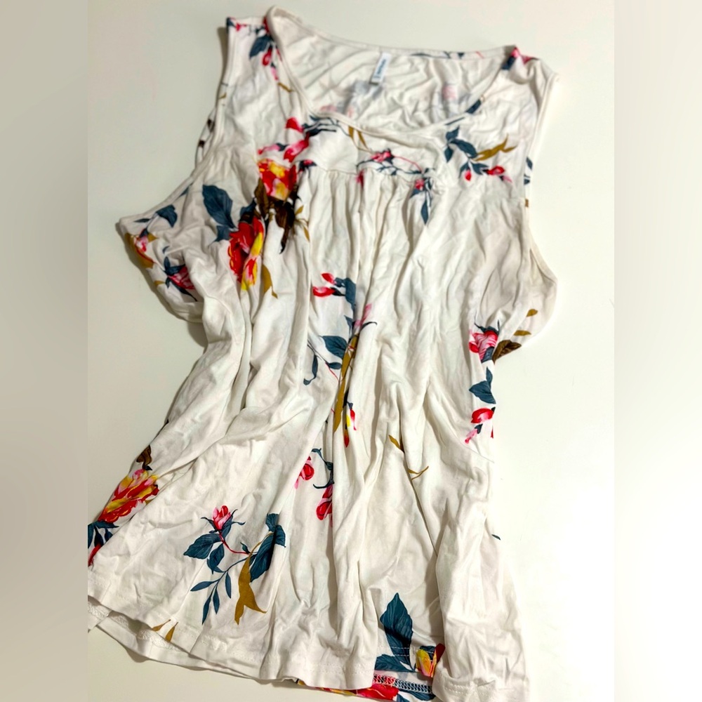 2 piece PJ or Lounge Set. Sleeveless top with elastic waist shorts. Size 2XL - Picture 4 of 7